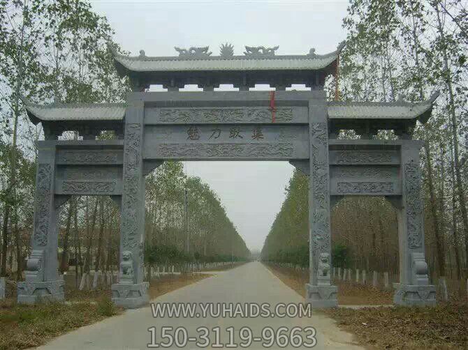 景區(qū)入口擺放青石仿古三門(mén)樓石牌坊雕塑