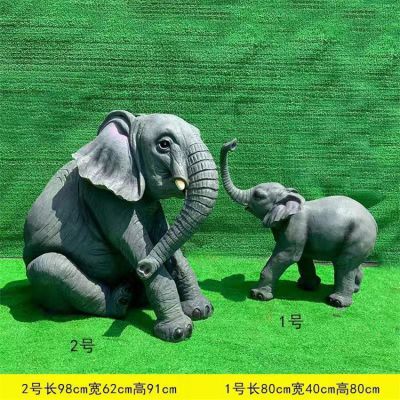 玻璃鋼仿真大象雕塑，蹲坐地上的大象和鼻子上揚的小象