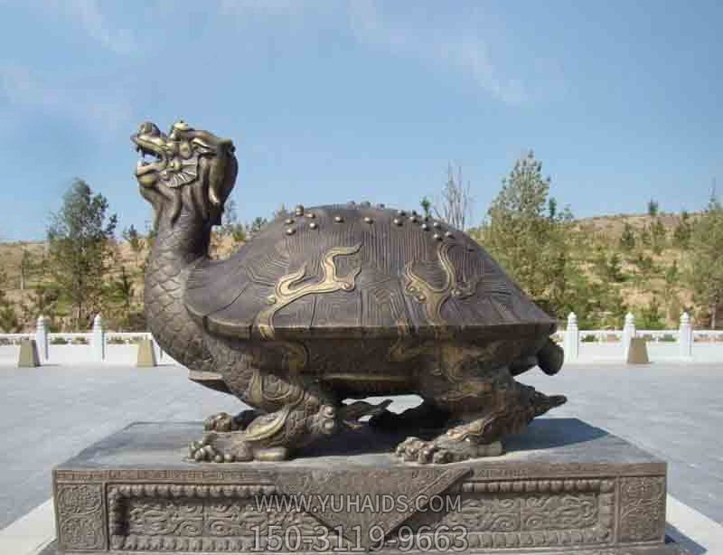 公園里擺放的行走的玻璃鋼創(chuàng)意龍龜雕塑