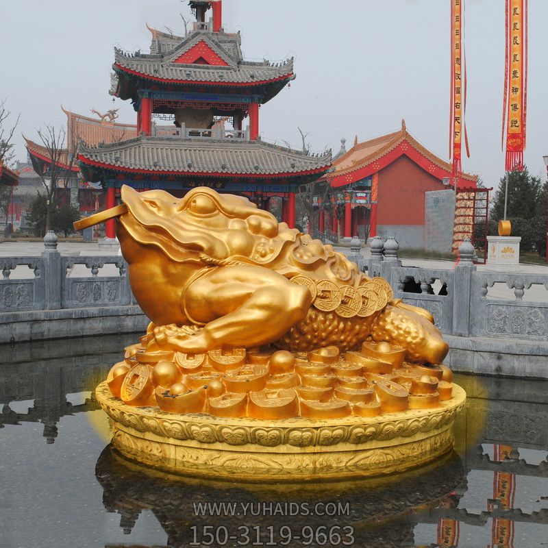 景區(qū)里擺放的嘴里叼著錢(qián)的玻璃鋼噴漆金蟾雕塑