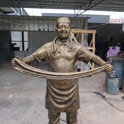 玻璃鋼仿銅戶(hù)外園林景觀拉拉面的人物雕塑