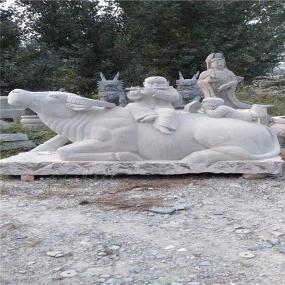 漢白玉牧童騎牛石雕，臥地上的水牛