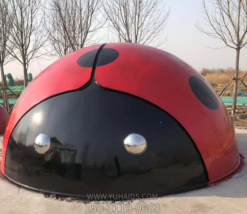 公園里擺放的一只大號(hào)的玻璃鋼彩繪瓢蟲雕塑