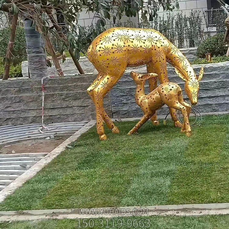 不銹鋼鏤空母子鹿，金色梅花鹿雕塑