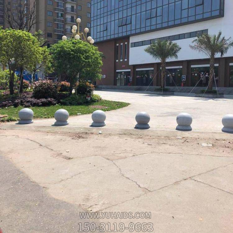 小區(qū)門(mén)口擺放花崗巖阻車石圓球雕塑
