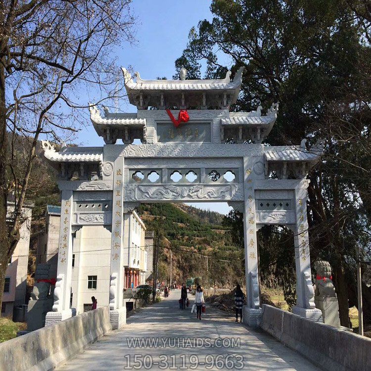 村口石牌坊，三間四柱石雕牌樓雕塑