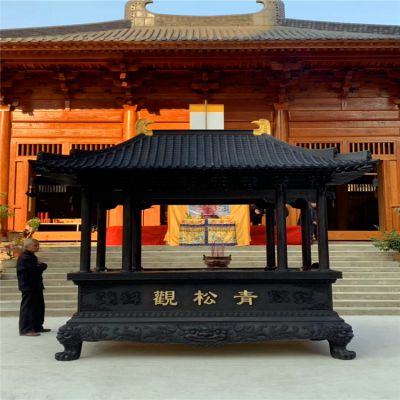 青松觀大殿前擺放鑄鐵長(zhǎng)形帶蓋燒紙香爐
