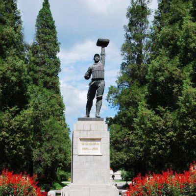 公園董存瑞抗戰(zhàn)英雄名人石雕是怎么制作出來的？