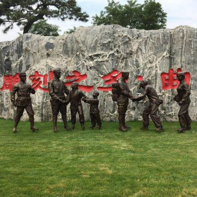 玻璃鋼仿銅人物，八路軍和鄉(xiāng)親握手的景觀擺件