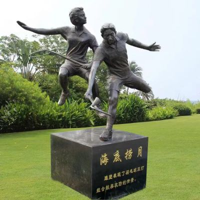 打羽毛球，鑄銅體育運動人物景觀雕塑
