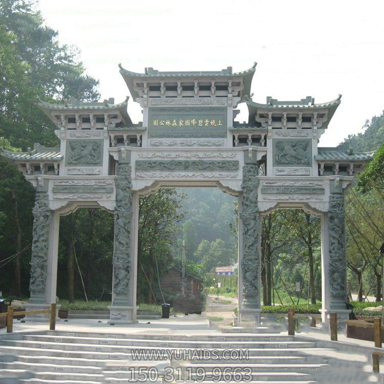 景區(qū)入口擺放青石浮雕三門(mén)石牌坊雕塑