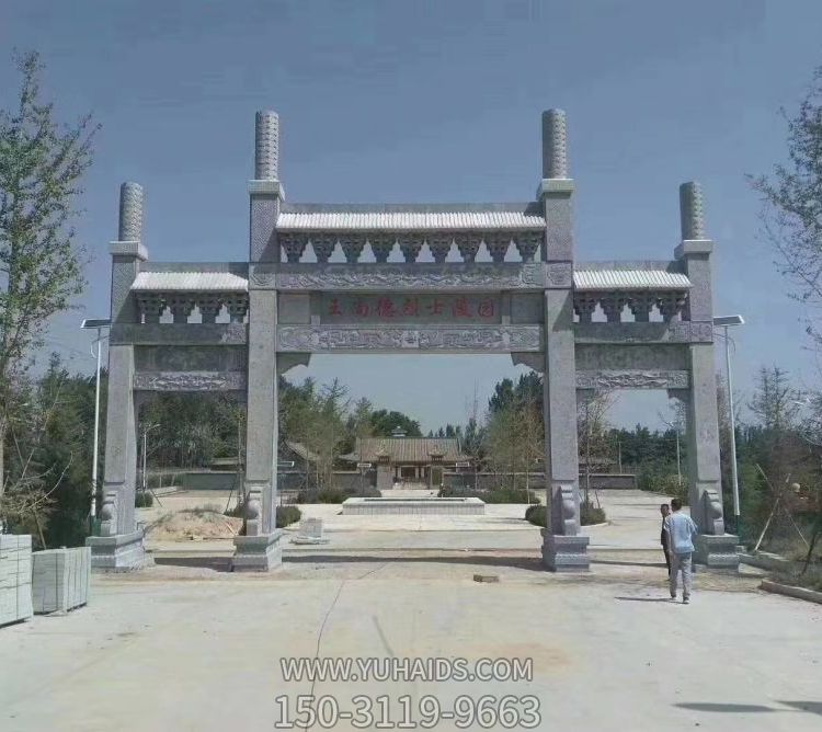 景區(qū)廣場(chǎng)擺放青石中式三門石雕牌坊雕塑