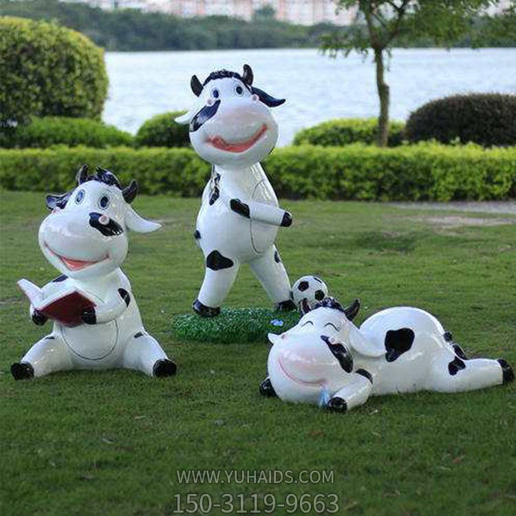 玻璃鋼噴漆卡通奶?？磿?踢足球趴著玩耍幼兒園組合小品雕塑