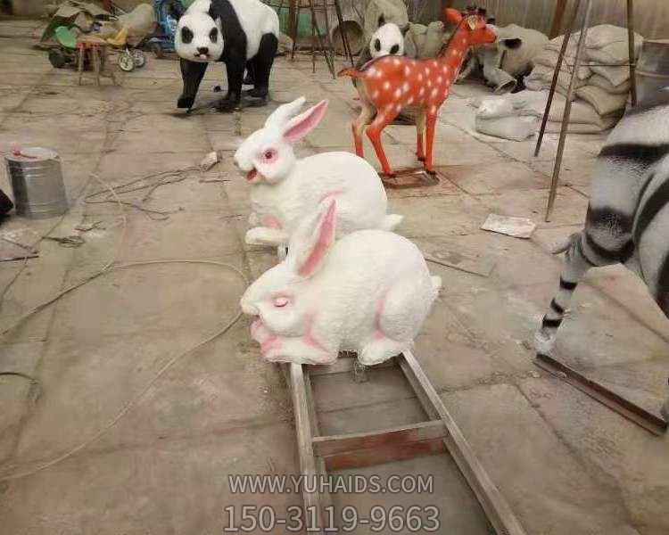 兒童游樂(lè)園擺放玻璃鋼卡通仿真兔子雕塑