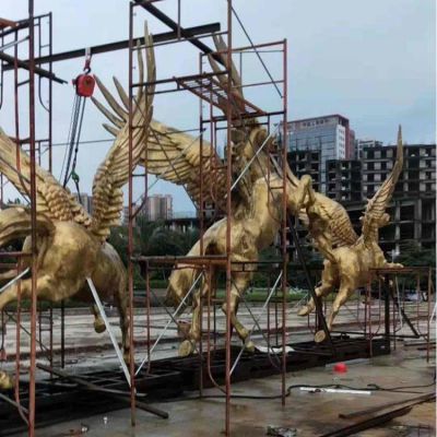 金色馬群，帶翅膀的飛馬雕塑
