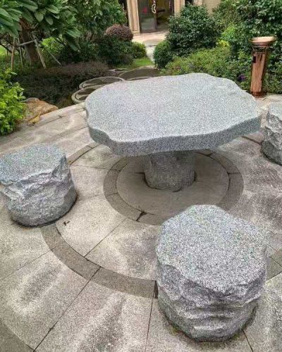小區(qū)別墅戶(hù)外擺放天然花崗巖異形石桌石凳