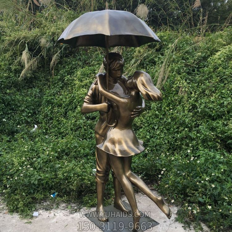 玻璃鋼情侶雕塑，撐傘擁抱的小情侶