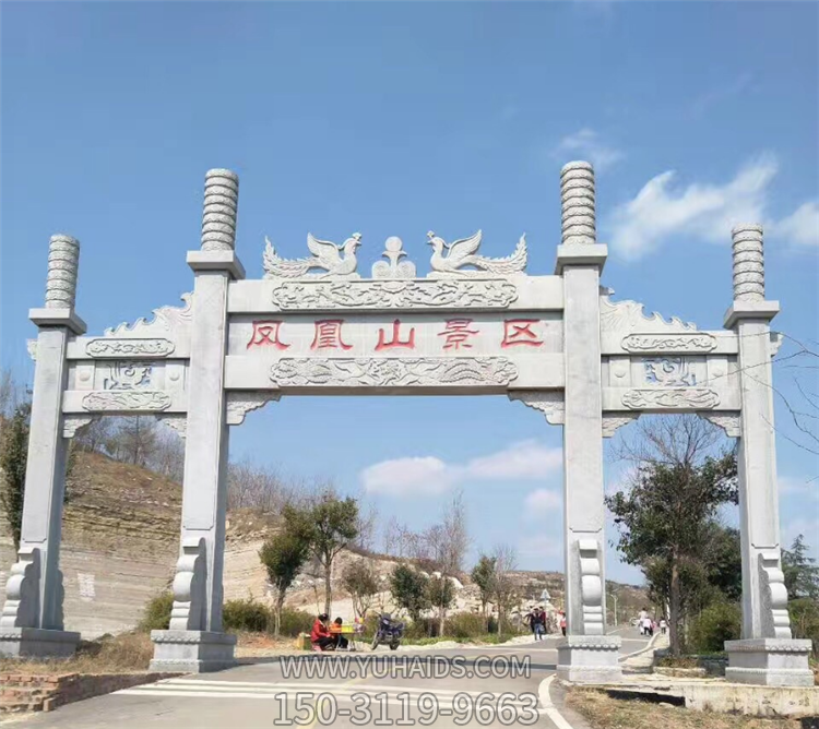 景區(qū)入口石牌坊，沖天式三間四柱牌坊雕塑