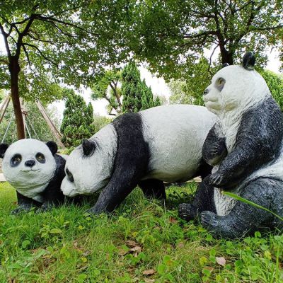 玻璃鋼熊貓雕塑，園林草叢動(dòng)物擺件