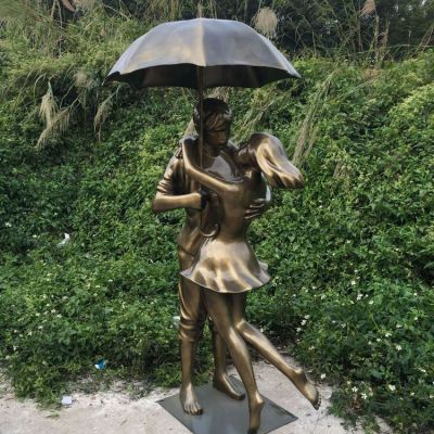 玻璃鋼情侶雕塑，撐傘擁抱的小情侶