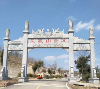 景區(qū)入口石牌坊，沖天式三間四柱牌坊