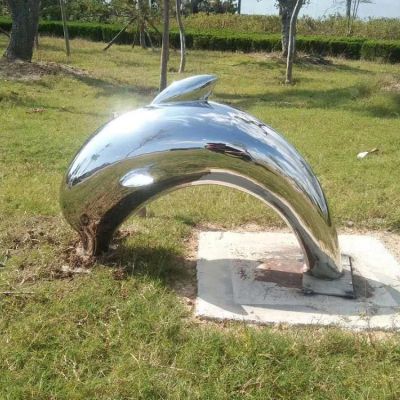 鏡面不銹鋼海豚，園林草坪躍出地面，鉆入地底的海豚