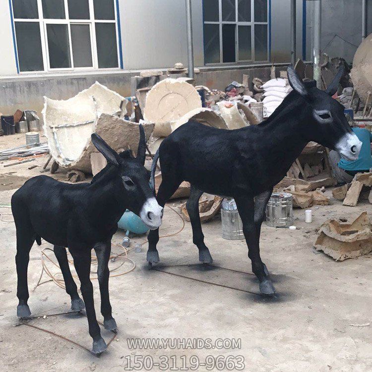 農家園景區(qū)戶外擺放玻璃鋼仿真毛驢小品雕塑