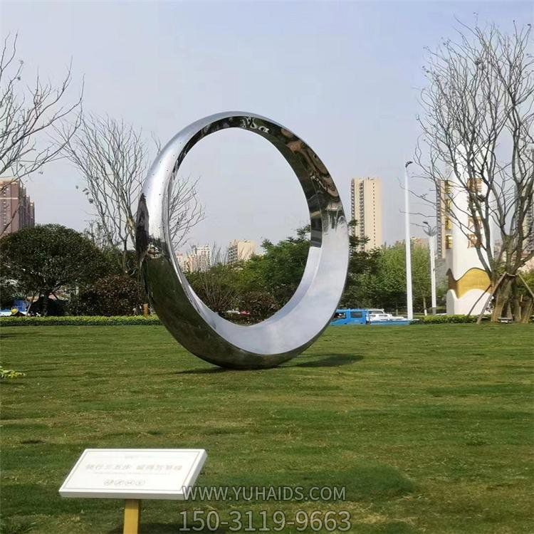 大型不銹鋼鏡面圓環(huán)藝術園林擺件雕塑