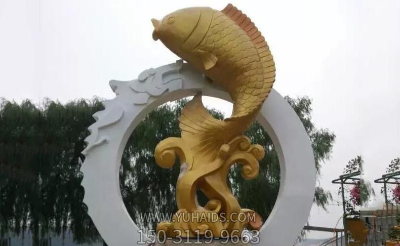 戶外景區(qū)一只金色不銹鋼躍龍門的鯉魚(yú)雕塑