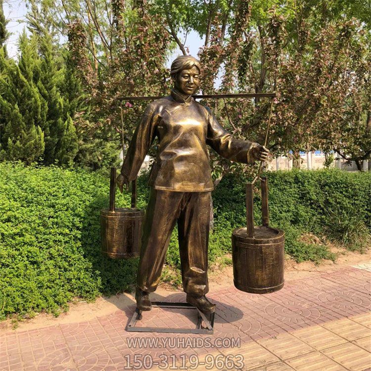挑水的婦女，玻璃鋼仿銅勞動人物民俗生活雕塑
