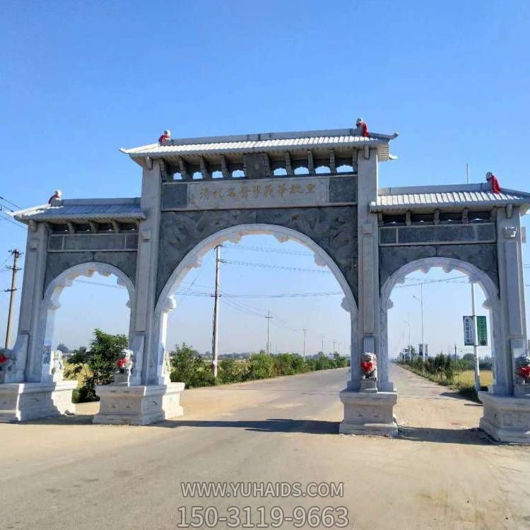 園林景區(qū)入口擺放青石雕刻現代新中式門牌坊雕塑
