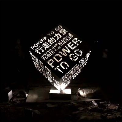 不銹鋼戶(hù)外園林景觀鏤空發(fā)光魔方雕塑