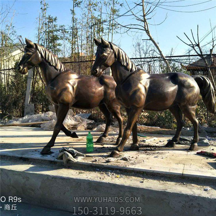 銅雕馬兒，肌肉強(qiáng)健的馬雕塑