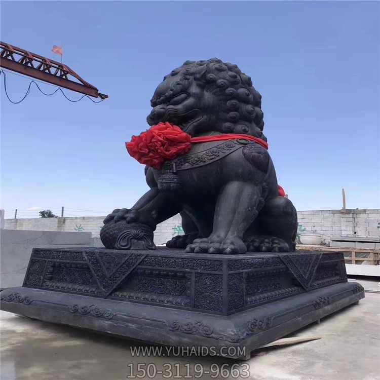 工廠(chǎng)大門(mén)兩側(cè)擺放青石仿古石獅子門(mén)墩雕塑