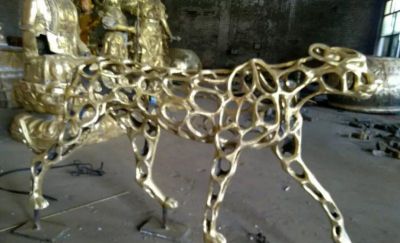 空心不銹鋼行走中的黃色金錢豹，科技創(chuàng)意雕塑