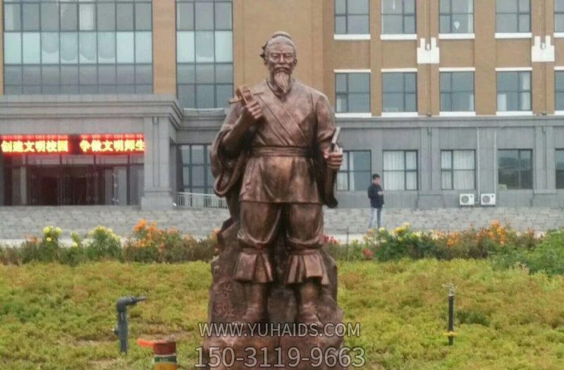 學(xué)校廣場(chǎng)擺放古代名人木匠魯班鑄銅雕塑 學(xué)校廣場(chǎng)擺放古代名人木匠魯班鑄銅雕塑