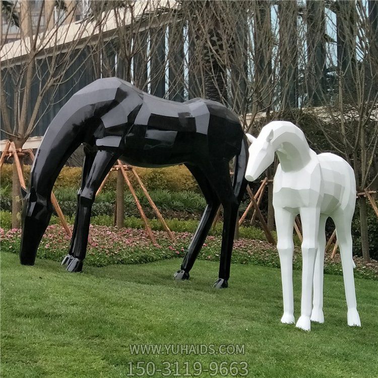 玻璃鋼馬兒，抽象塊面馬雕塑，黑白兩色，可改色