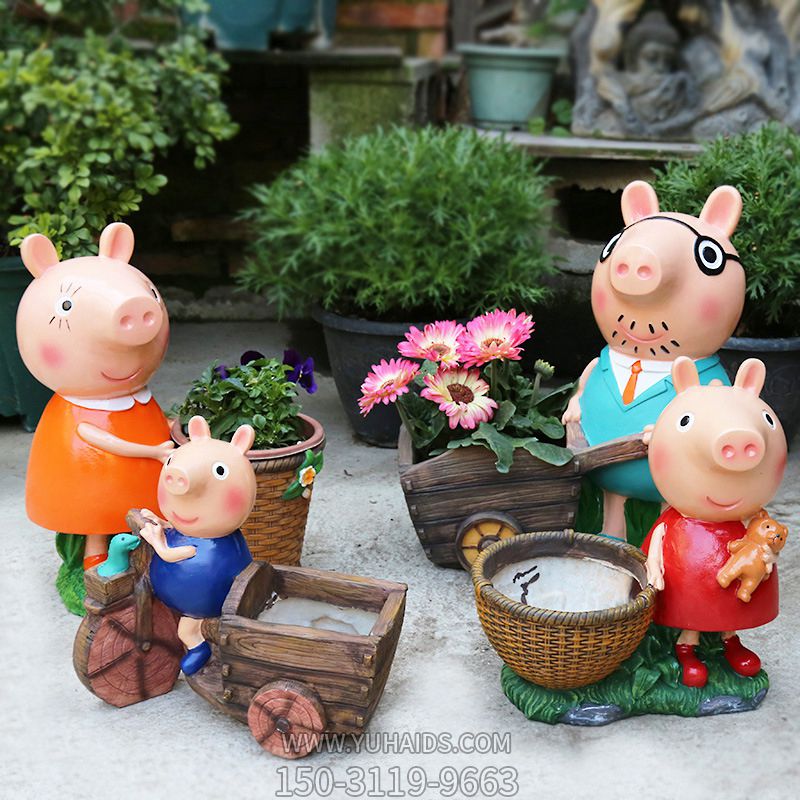 公園里擺放的干活的玻璃鋼彩繪佩奇雕塑 公園里擺放的干活的玻璃鋼彩繪佩奇雕塑