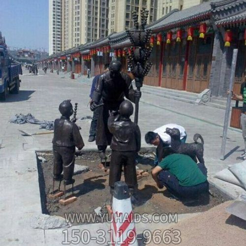 公園廣場(chǎng)創(chuàng)意玻璃鋼仿銅人物景觀<a href=