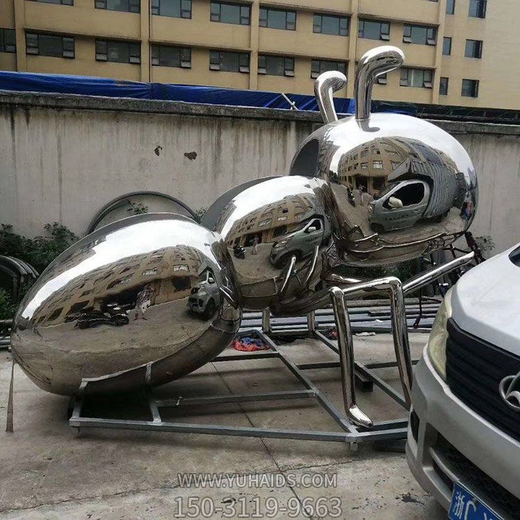 大型鏡面不銹鋼戶(hù)外園林草坪螞蟻雕塑