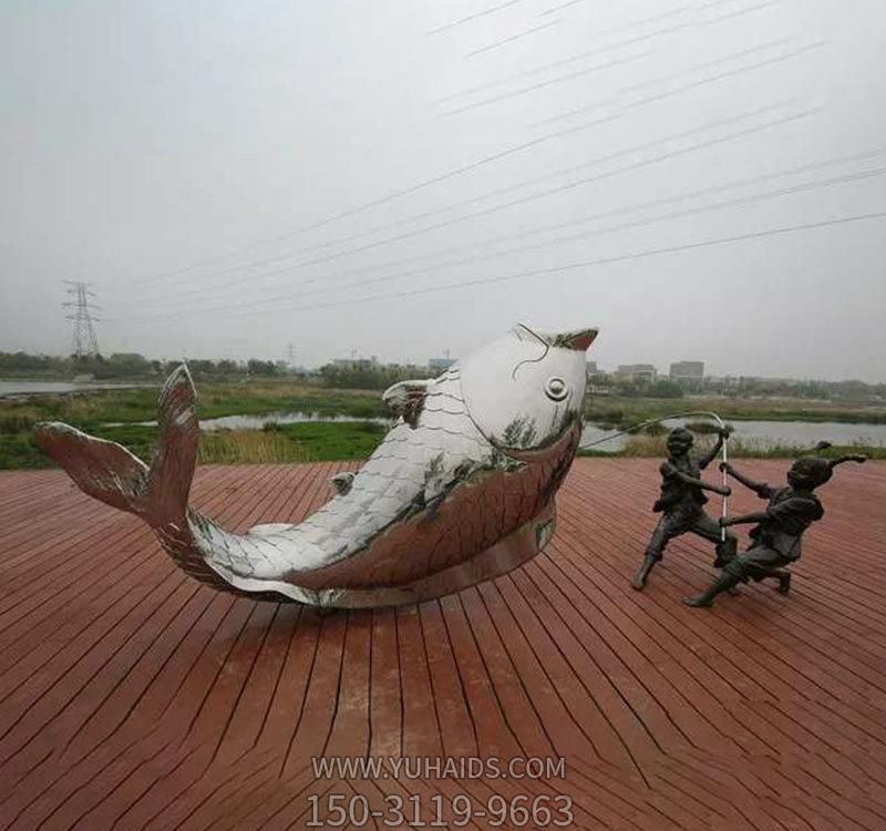 公園里擺放的躺著的玻璃鋼創(chuàng)意鯉魚雕塑 公園里擺放的躺著的玻璃鋼創(chuàng)意鯉魚雕塑