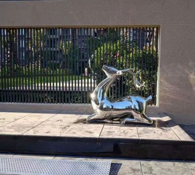 抬頭跪地鹿雕塑，地產(chǎn)售樓部鏡面不銹鋼鹿動物擺件
