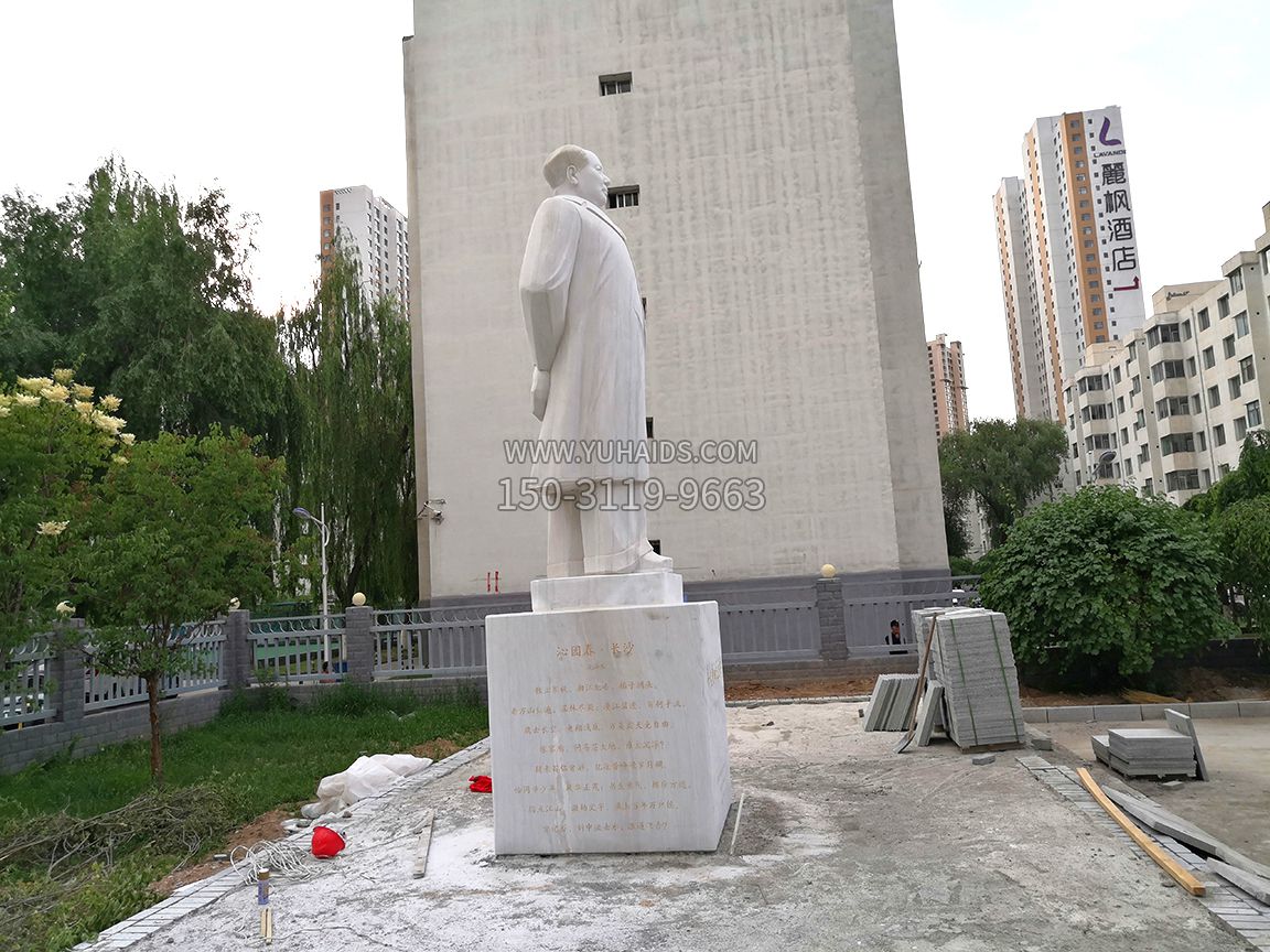 青海石油博物館，漢白玉毛主席石雕像，側(cè)視效果